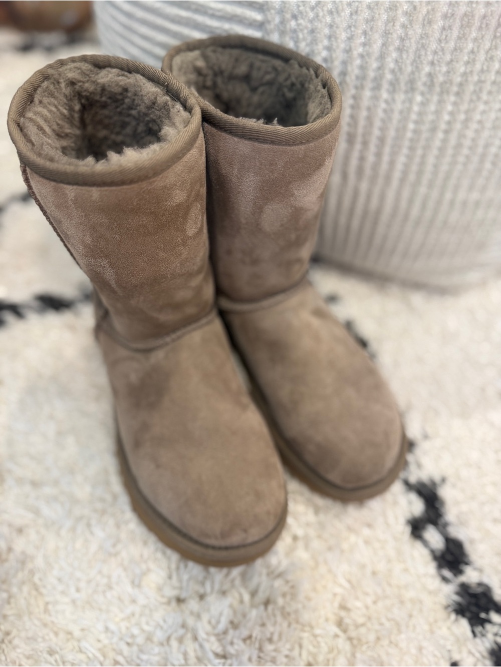 UGG Classic Short II Chestnut Sheepskin Boots Women’s 7 Brown Suede Winter - Picture 3 of 10